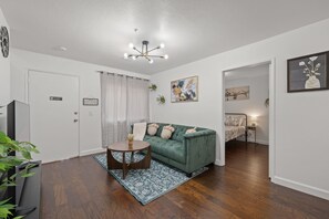 Living area - Luxury3bCondo DTAlhambra Near Starbucks, Pasadena, DTLA Free 2parking. (Alhambra)