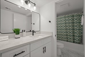 Haartrockner, Handtücher, Toilettenpapier