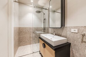 House - Lakeside Luxe Apartment 2BR Prime Location (Tirana)