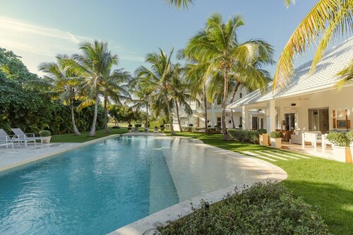 8 BDR Villa Walking Distance From Private Beach With Service Staff