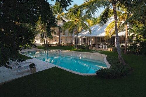 8 BDR Villa Walking Distance From Private Beach With Service Staff