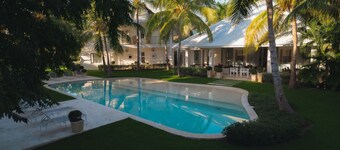 8 BDR Villa Walking Distance From Private Beach With Service Staff