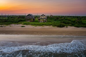 On the beach - Double Beachfront Bliss | 2 Side-by-Side Homes | 8BR | 2 Spas | Sleeps 20 (Gilchrist)