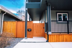Exterior detail - Full kitchen + TV Subscriptions + Luxurious bed (Lethbridge)