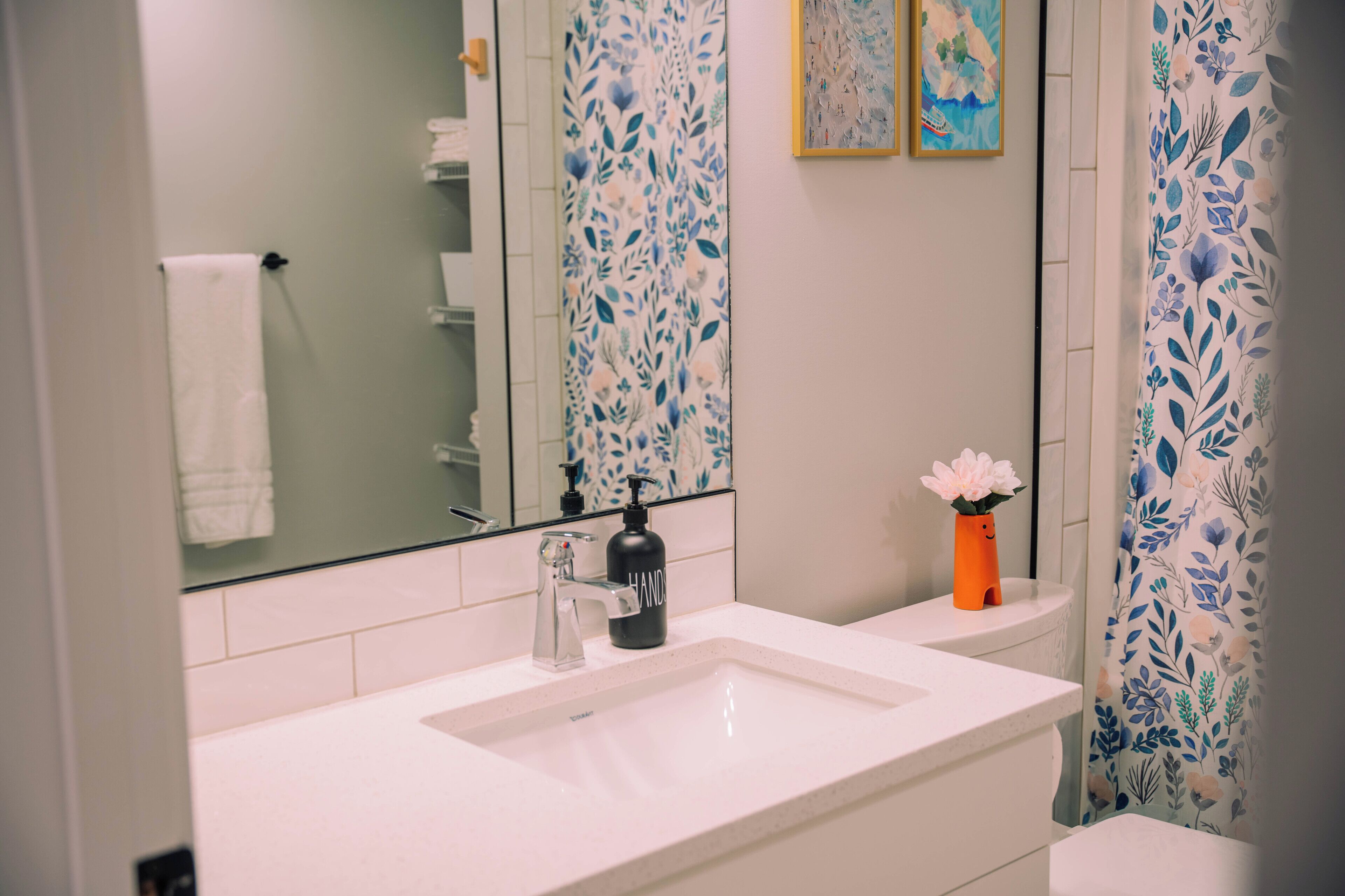 Douche, sèche-cheveux, serviettes fournies, savon