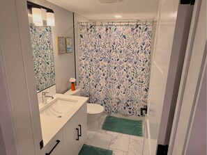Shower, hair dryer, towels, soap - Full kitchen + TV Subscriptions + Luxurious bed (Lethbridge)