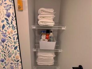 Shower, hair dryer, towels, soap - Full kitchen + TV Subscriptions + Luxurious bed (Lethbridge)