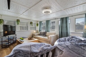 Smart TV, ping pong - Rehoboth Retreat Firepit + Patio Sleeps 10 (Rehoboth Beach)