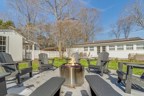 Terrace/patio - Rehoboth Retreat Firepit + Patio Sleeps 10 (Rehoboth Beach)