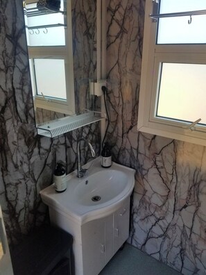 Dusche, Handtücher, Seife, Toilettenpapier