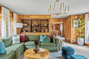 TV, fireplace - Luxurious 6-bedroom cabin with sauna and game den in Gaylord (Gaylord)