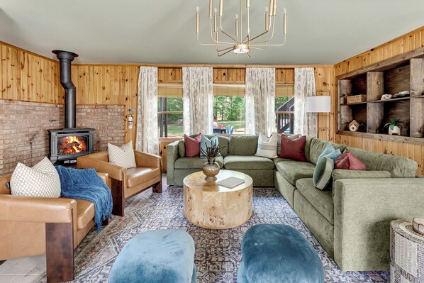 TV, fireplace - Luxurious 6-bedroom cabin with sauna and game den in Gaylord (Gaylord)