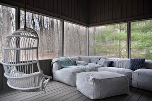 Smart TV, fireplace, books, stereo