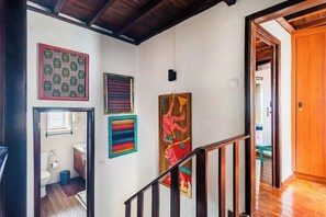 A staircase with wooden railings leading to a room with a wooden ceiling. - Casa das 10 Janelas at Monsanto (Monsanto)