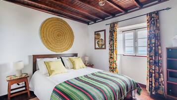 Een strijkplank/strijkijzer, reisbedje, wifi, beddengoed