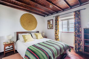 Tabla de planchar con plancha, cuna de viaje, wifi y ropa de cama 