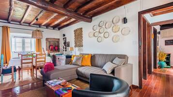 Een televisie en een open haard