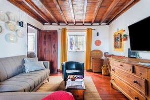 Televisión y chimenea 