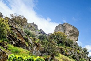 A mountainous landscape with rocky outcrops and sparse vegetation. - Casa das 10 Janelas at Monsanto (Monsanto)