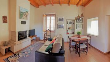 Een televisie en een open haard