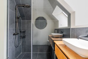 Hair dryer, towels - Blueground | Oberstrass, balcony, nr Zürich Zoo (Zurich)