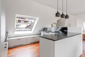 Fridge, microwave, oven, stovetop - Blueground | Oberstrass, balcony, nr Zürich Zoo (Zurich)