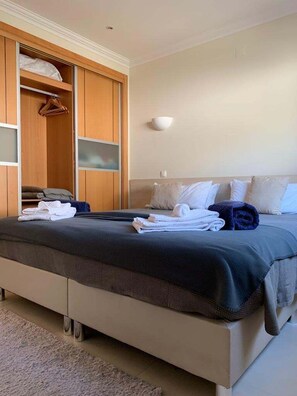 Ein Schlafzimmer mit einem Bett, einem Kleiderschrank und einem Nachttisch.
