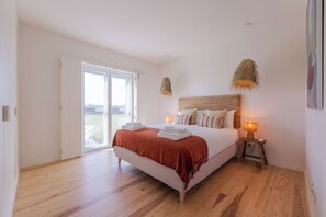 Fer et planche à repasser, lit parapluie, Wi-Fi, draps fournis