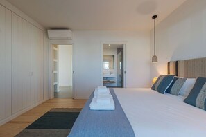 Tabla de planchar con plancha, cuna de viaje, wifi y ropa de cama