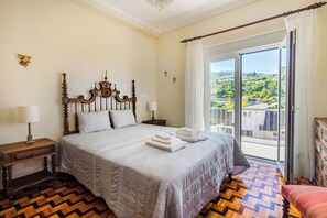 Bureau, fer et planche à repasser, lit parapluie, Wi-Fi