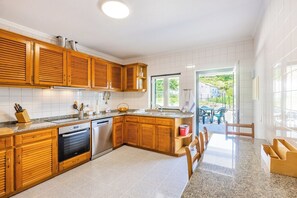 Fridge, microwave, oven, stovetop - Casa da Leira with Garden (Gondarém)