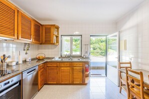 Cafetera y tetera, refrigerador, microondas y horno 
