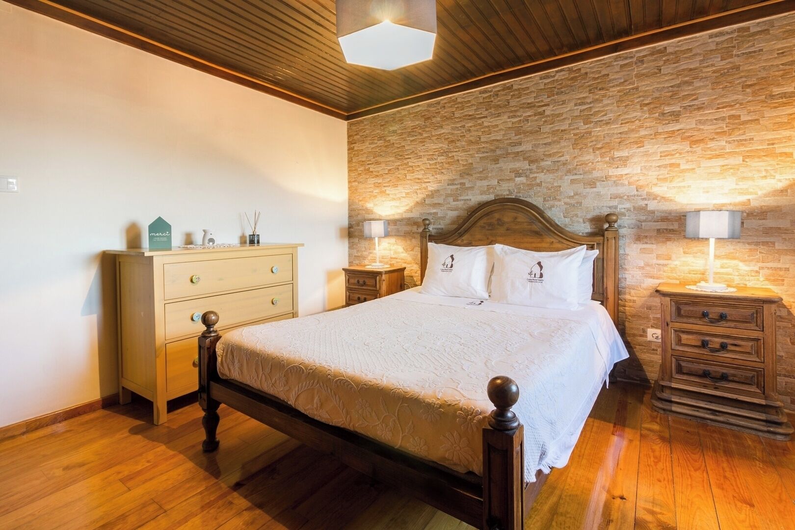 Fer et planche à repasser, lit parapluie, Wi-Fi, draps fournis