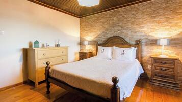 Een strijkplank/strijkijzer, reisbedje, wifi, beddengoed