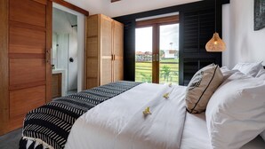 A bedroom with a bed, a wardrobe, and a view of the outdoors. - 2 Zen Bali Villa Canggu (Canggu)
