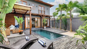 A modern house with a swimming pool, wooden deck, and tropical plants. - 2 Zen Bali Villa Canggu (Canggu)
