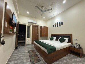 Deluxe Double Room, 1 Double Bed | Memory-foam beds, free WiFi, bed sheets