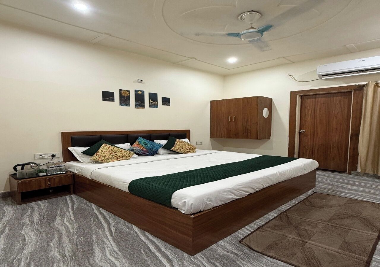 Memory foam beds, free WiFi, bed sheets