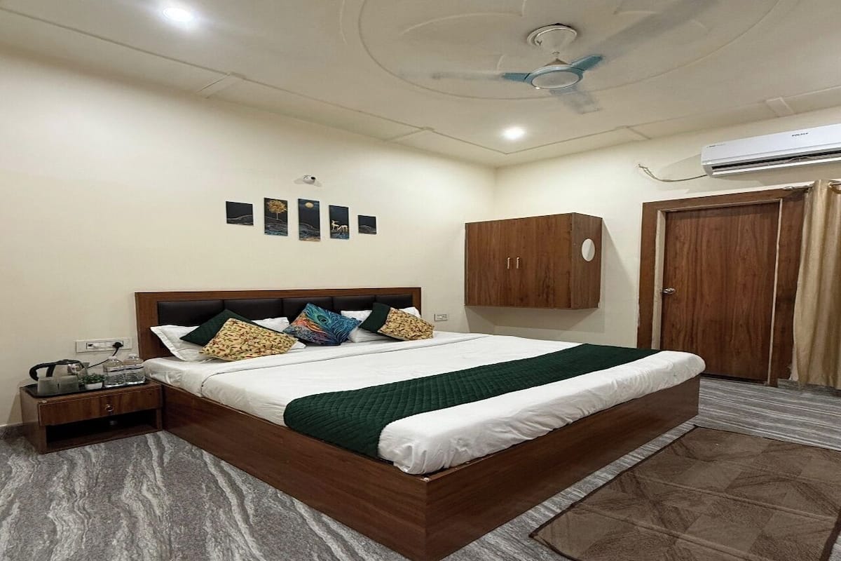 Betten mit Memory-Foam-Matratzen, kostenloses WLAN, Bettwäsche