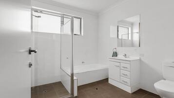 Sèche-cheveux, serviettes fournies