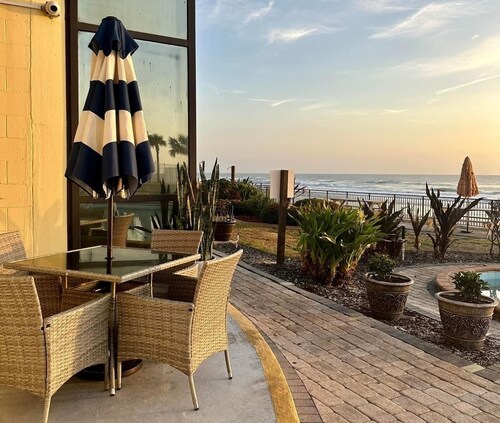  4 studios 4 bathrooms - Family & Friends Beach Retreat - Sleeps up to 20