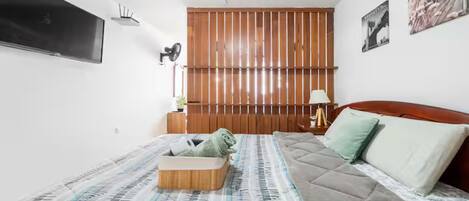 Tabla de planchar con plancha, wifi y ropa de cama