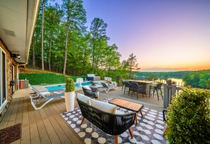 Outdoor dining - One Acre Private Oasis, Saltwater Pool, New Sauna, Outdoor Kitchen, and Fire Pit (Hot Springs)