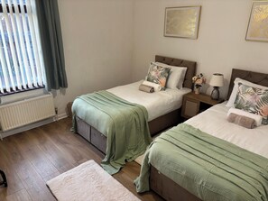 Iron/ironing board, WiFi, bed sheets - 2 Bed - Sleeps 4 - Garden - Free Parking (Wednesfield)