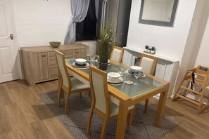 Dining - 2 Bed - Sleeps 4 - Garden - Free Parking (Wednesfield)