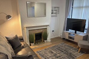TV, stereo - 2 Bed - Sleeps 4 - Garden - Free Parking (Wednesfield)