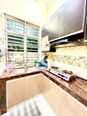 Private kitchen - Homestay Selesa KPB Guest House (Kuala Terengganu)