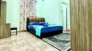 Um quarto com cama, ventilador de teto, ar condicionado, guarda-roupa de madeira e tapete estampado.