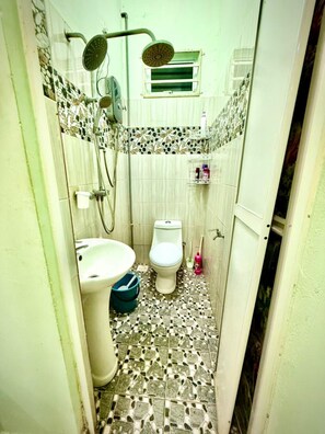 House | Bathroom | Shower - Homestay Selesa KPB Guest House (Kuala Terengganu)