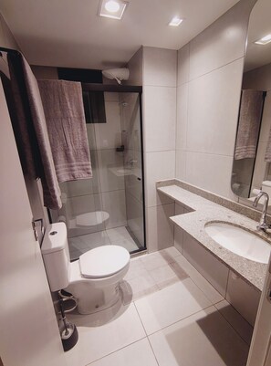 Douche, serviettes fournies, savon, papier toilette